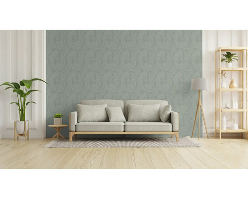 Vardagsrum med soffa, krukväxter, golvlampa och hylla