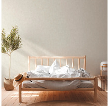 Ljust sovrum med trä sängar, krukväxt och dekorativa korgar