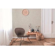 Vardagsrum med fåtölj, matta och dekorativa tillbehör för en mysig atmosfär