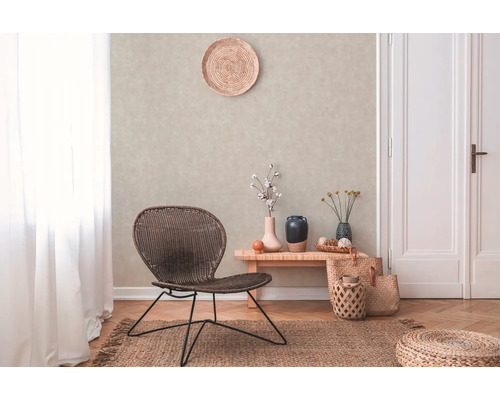 Vardagsrum med fåtölj, matta och dekorativa tillbehör för en mysig atmosfär