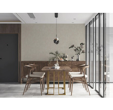 Matsal med matbord i trä, stolar, skänk och dekorationer för en stilfull atmosfär.