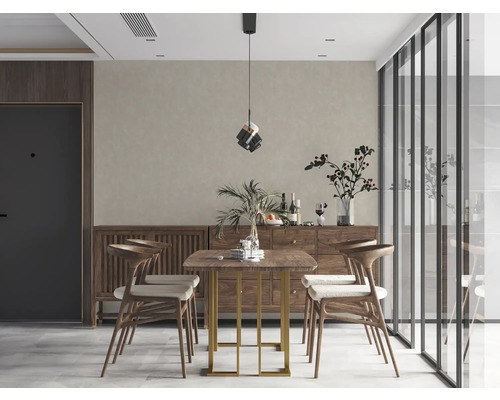 Matsal med matbord i trä, stolar, skänk och dekorationer för en stilfull atmosfär.