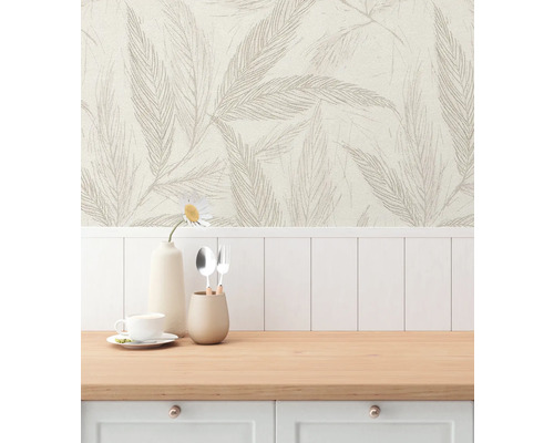 Väggdekoration med blommönster, kombinerat med en trädgårdsvägg och dekorationer som porslin och en blomma i en vas.