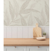 Köksscen med träbräda, skål, kaktus och tapet med bladmönster