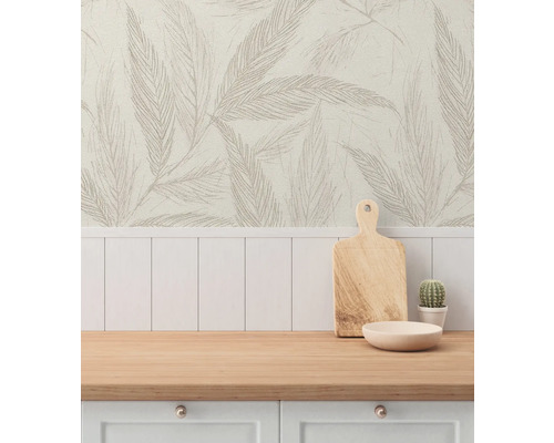 Köksscen med träbräda, skål, kaktus och tapet med bladmönster