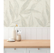 Scen med en tapet med bladmönster bakom en köksbänk.