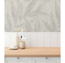 Scen med mönstrade tapeter och bordsdekoration