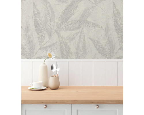 Scen med mönstrade tapeter och bordsdekoration