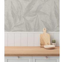 Scen med tapet med bladmönster, skärbräda, skål och kaktus