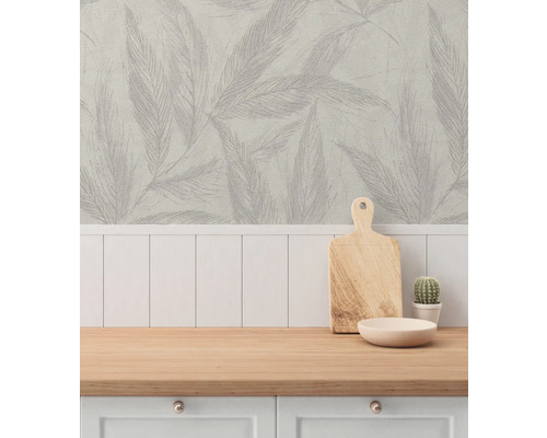 Scen med tapet med bladmönster, skärbräda, skål och kaktus