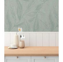 Köksscen med mönstrad tapet och träbänkskiva