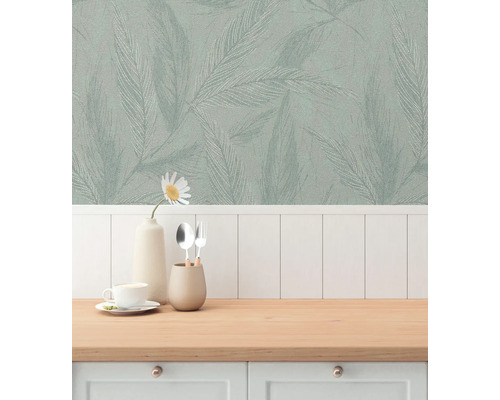 Köksscen med mönstrad tapet och träbänkskiva