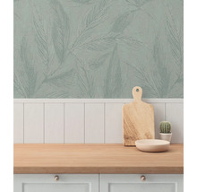 Köksscen med mönstrad tapet, skärbräda och porslin på en bänkskiva