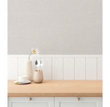 Miljöbild med textil tapet, arbetsbänk och köksdekoration