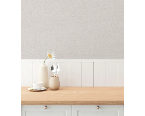 Miljöbild med textil tapet, arbetsbänk och köksdekoration