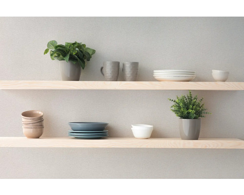 Hyllor med porslin och dekorationer