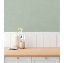 Köksscen med textil tapet, porslin och bänkskiva i trä