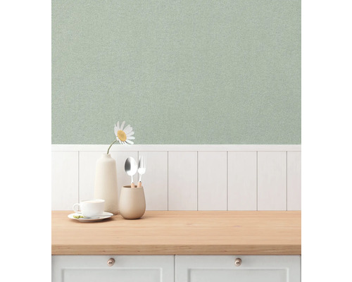 Köksscen med textil tapet, porslin och bänkskiva i trä