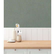 Textiltapet i köksinredning med porslin och blomma