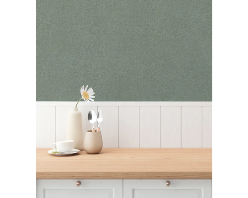 Textiltapet i köksinredning med porslin och blomma