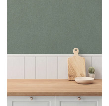 Köksscen med bänkskiva, skärbräda, skål och textiltapet