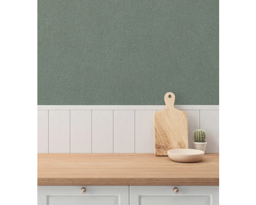 Köksscen med bänkskiva, skärbräda, skål och textiltapet