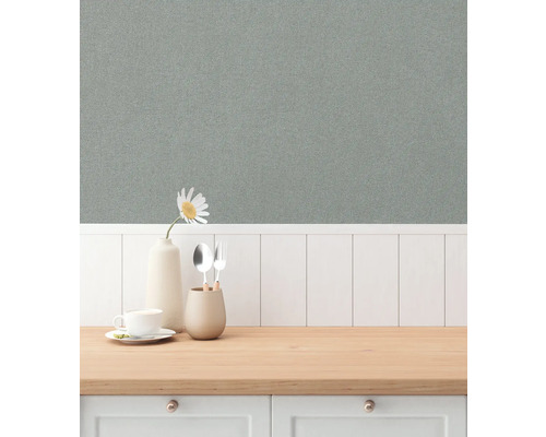 Köksscen med tapet, porslin och dekoration på en bänkskiva