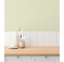 Textiltapet på en köksvägg med porslin och dekoration