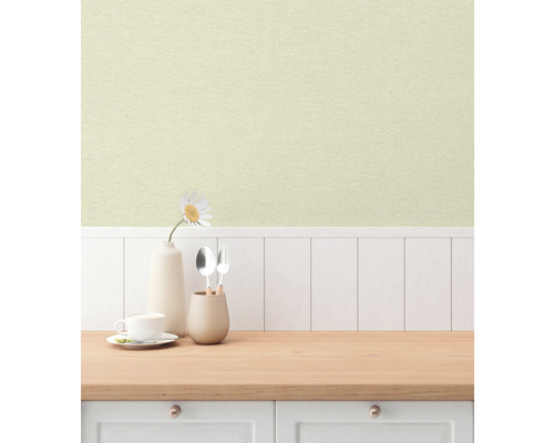 Textiltapet på en köksvägg med porslin och dekoration