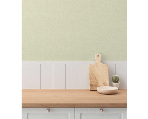 Köksscen med skärbräda, skål och kaktus på en arbetsbänk