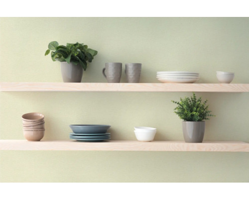 Två hyllor dekorerade med växter, porslin och muggar