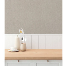 Köksscen med textil tapet, porslin och träbänkskiva