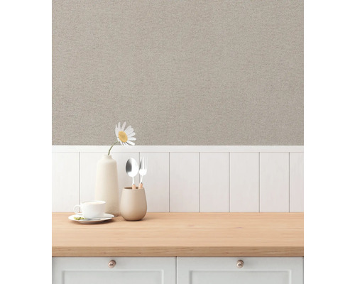 Köksscen med textil tapet, porslin och träbänkskiva