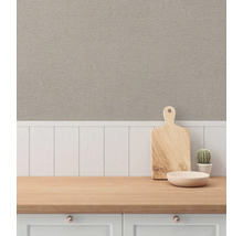 Bild av en köksbänk med dekoration och textiltapet