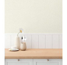 Dekorativ köksdekoration med textil tapet, porslin och bestick