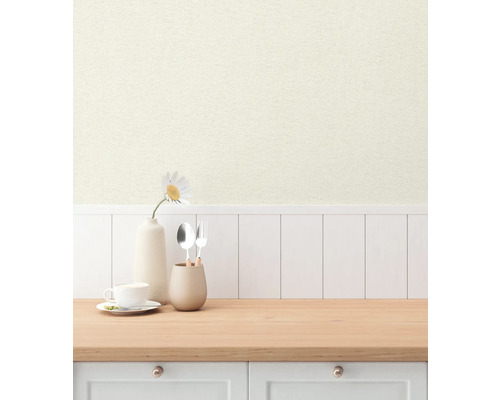 Dekorativ köksdekoration med textil tapet, porslin och bestick