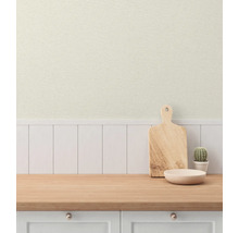 Köksscen med skärbräda, skål, kaktus och träyta