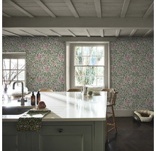 Kök med blommig tapet, köksbord och stolar