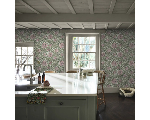 Kök med blommig tapet, köksbord och stolar