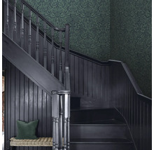 Trappa med mörk trappa och blommig tapet