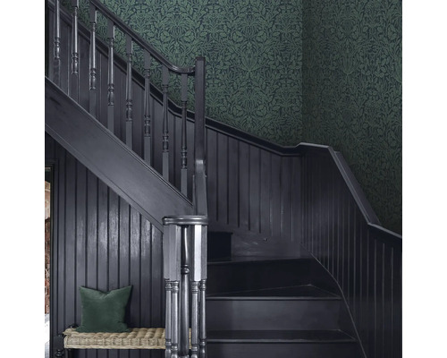 Trappa med mörk trappa och blommig tapet