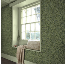 Rum med fönster, dekorerat med blommönstrad tapet