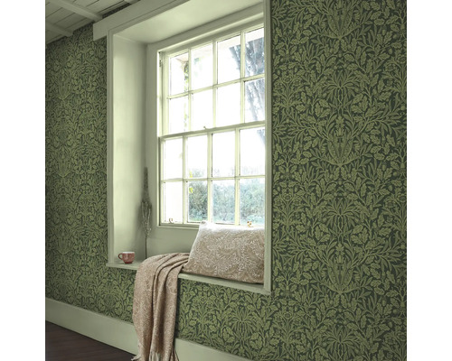 Rum med fönster, dekorerat med blommönstrad tapet