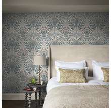 Sovrum med blommönstrad tapet, säng och sängbord