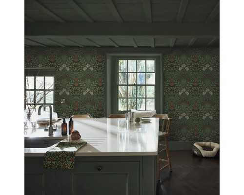 Kök med blommig tapet, köksö och trägolv