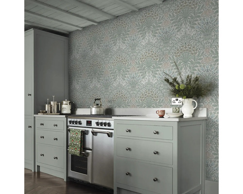 Köksscen med blommönstrad tapet, spis och grå skåp