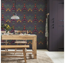 Matsal med träbord, stolar, bänk och blommig tapet
