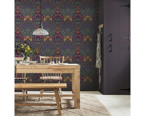 Matsal med träbord, stolar, bänk och blommig tapet