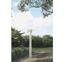 Trädgårdsscen med fristående metallvattenpelare på en träterrass