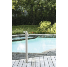 Trädgårdsscen med pool och trädgårdsdusch i rostfritt stål på trädäck